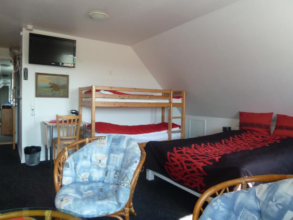 Family Room with Shared Bathroom,18407772:JPEG